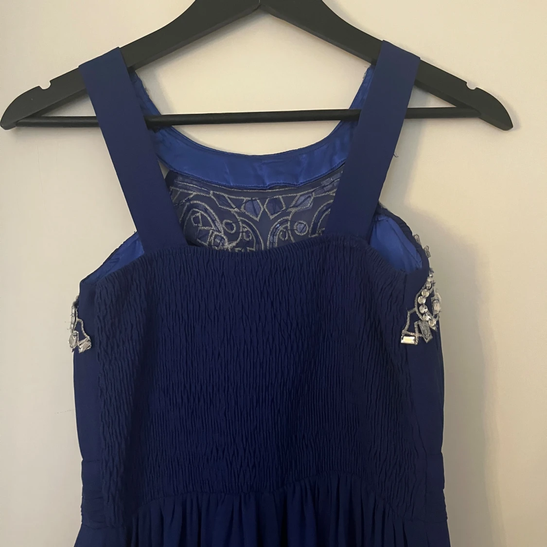 Marinblå långklänning med pärldetaljer - 3