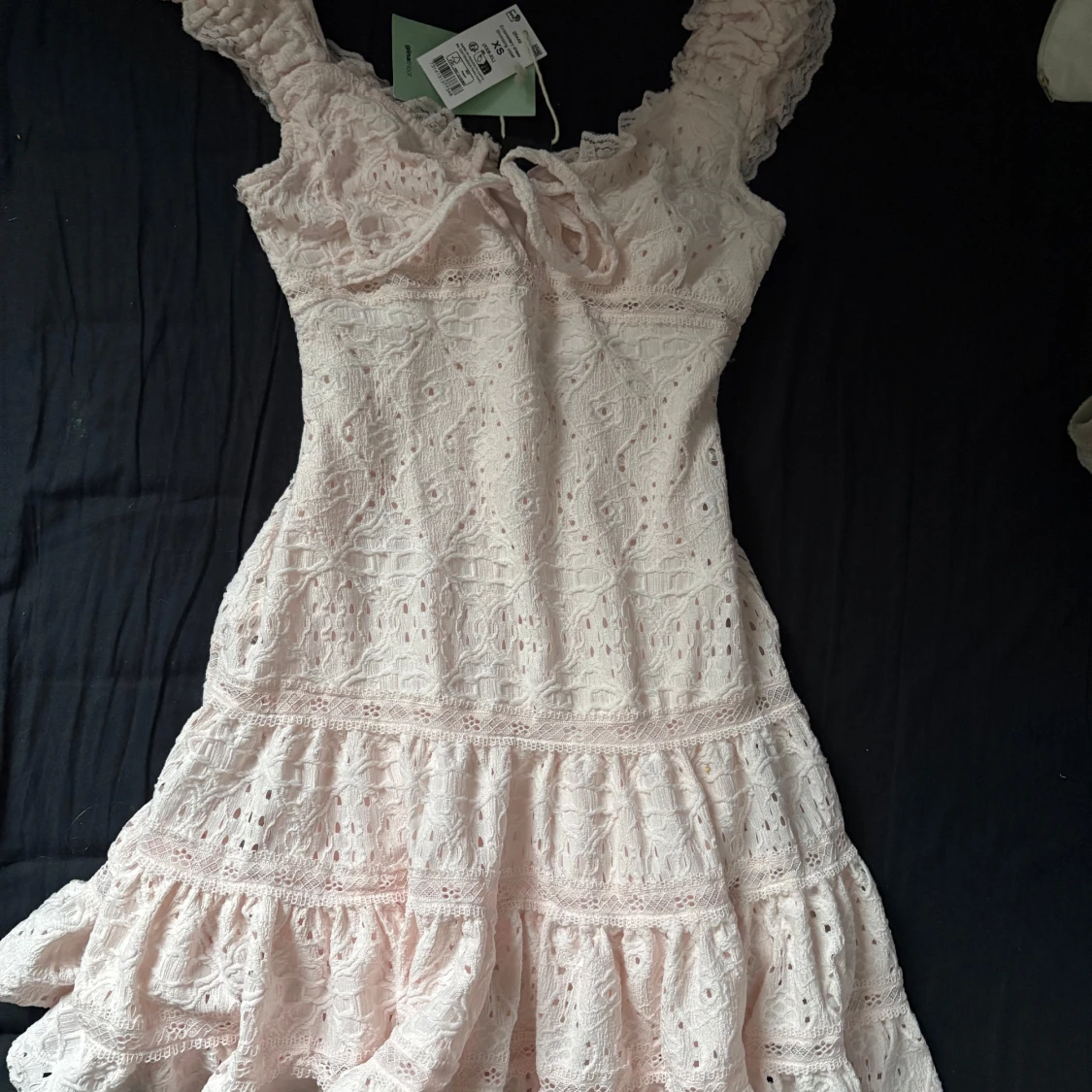 Ljusrosa spetsklänning från Gina Tricot