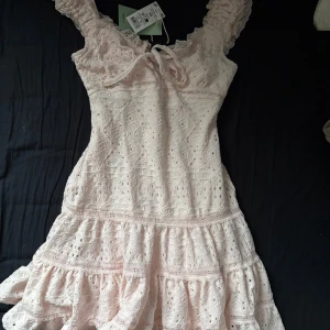 Ljusrosa spetsklänning från Gina Tricot - Supersöt ljusrosa klänning från Gina Tricot i storlek S. Den är aldrig använd så är i väldigt bra skick! 