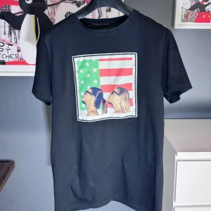 Limitato T-shirt  - Limitato T-shirt svart (Camilo Rios White) Vi säljer nu denna schyssta och coola Limitato T-shirt i size M. Denna T-shirt kommer från  Camilo Rios White kollektion.  Cond 9/10. Nypris: 2200 kr -  Vårt pris 449 kr. Endast T-shirten som medföljer vid köp.  Snabba och enkla affärer prioriteras i vanlig ordning.  