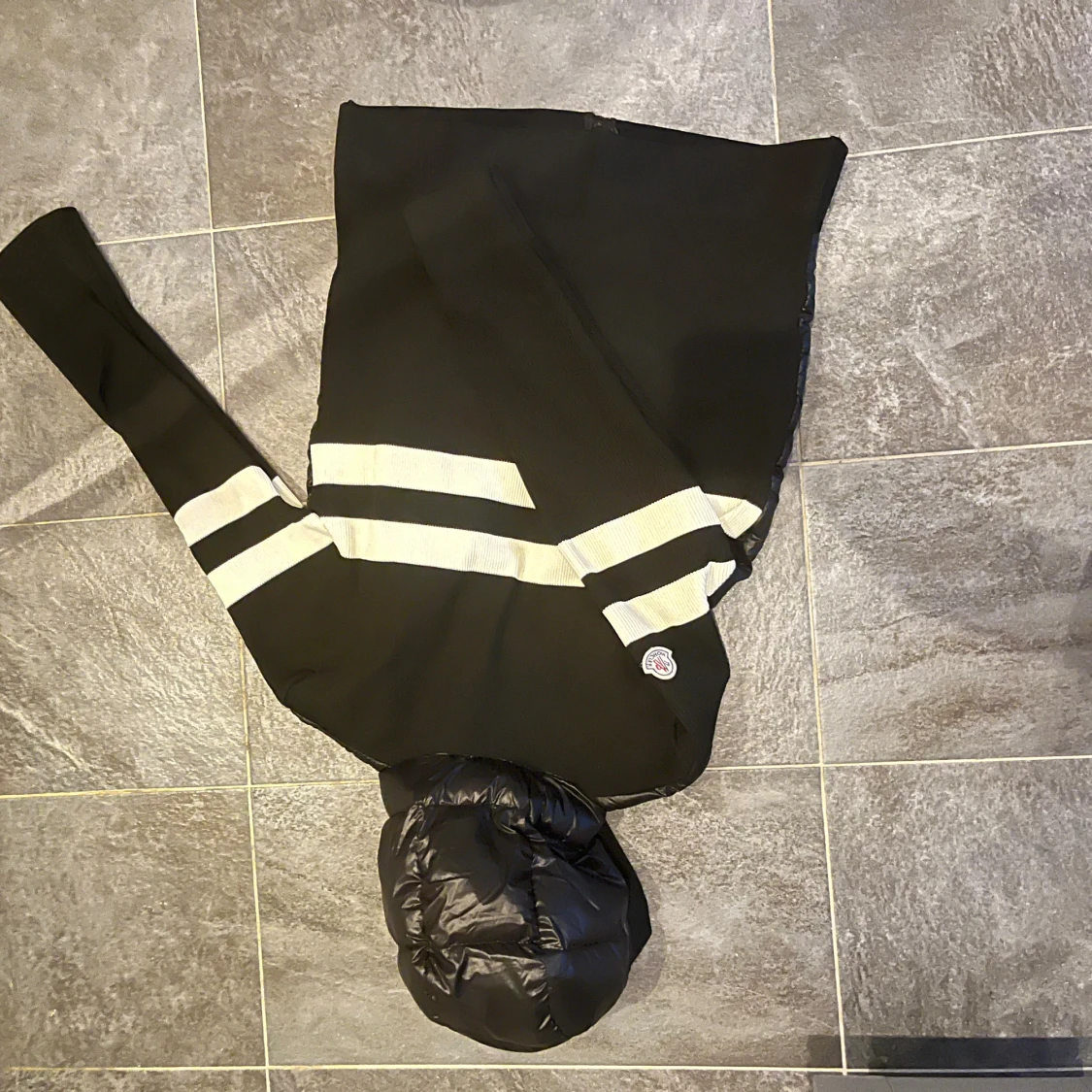 Svart pufferjacka från Moncler - 1