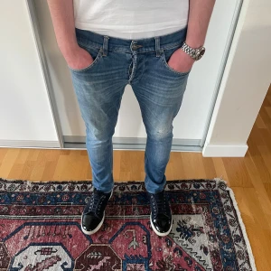 Blå dondup George jeans - Säljer ett par feta blåa dondup George jeans med slitningar i storlek 32. Modellen är ca 180cm lång. Ny pris är ca 4000kr, mitt pris är 999kr! Hör av dig vid funderingar!