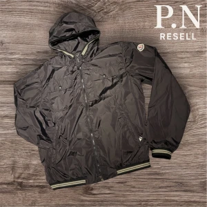  Moncler vindbraker  - Svart vindbraker från Moncler, Storlek 2(s/m) 2999kr vid snabb affär kan vi lösa ett bättre pris! Mvh Från oss på P.N Resell