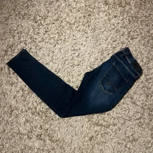 Replay anbass hyperflex jeans slim passform - Replay anbass hyperflex jeans i slim passform. Mycket bra skick, inga märkvärdiga defekter. Storlek W30. Skön wash på dessa , postas samma dag som köp eller dagen därpå🙌💯