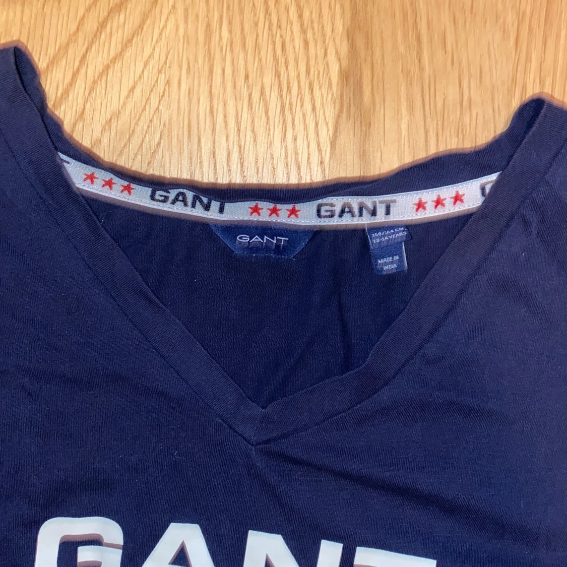 Mörkblå GANT t-shirt med v-ringning - 2