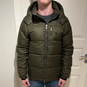 Ralph Lauren Jacka - Säljer en skön Raffe jacka! | Fint skick förekommer mindre tecken på användning som syns på bilderna inget som märks av vid användning direkt! | Ställ gärna frågor innan du köper!