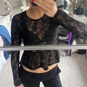 Svart spets blus  - Supersöt spetsblus med volang nertill🥰superfint skick