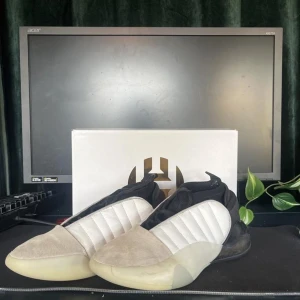 Adidas Harden Vol 7 - En av, om inte de bästa basketskor jag någonsin använt. Harden Vol 7, storlek: 41,5 vita. Använde de för något år sedan och sen dess har de legat i kartongen. Det finns små tecken på att de är använda men de fungerar precis som nya. Små skråmor på framsidan men annars top skick.  Väldigt bra skor till ett väldigt bra pris. 