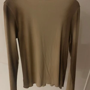 Beige tröja  - Beige/brun långarmad tröja från Weekday. Aldrig använd, skriv för fler bilder!