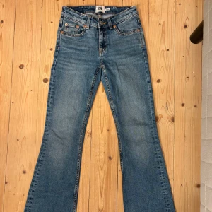 Blå bootcut jeans  - Snygga blå bootcut jeans från lager 157 med klassisk femficksdesign och bootcut-ben. Jeansen har normal passform och är tillverkade i slitstarkt denimtyg med lätt tvättad look. Dom är i storlek xss short lenght och är i modellen low boot☺️Varsamt använda och inga slitage eller defekter💕Hör gärna av dig vid frågor! Pris kan diskuteras💕