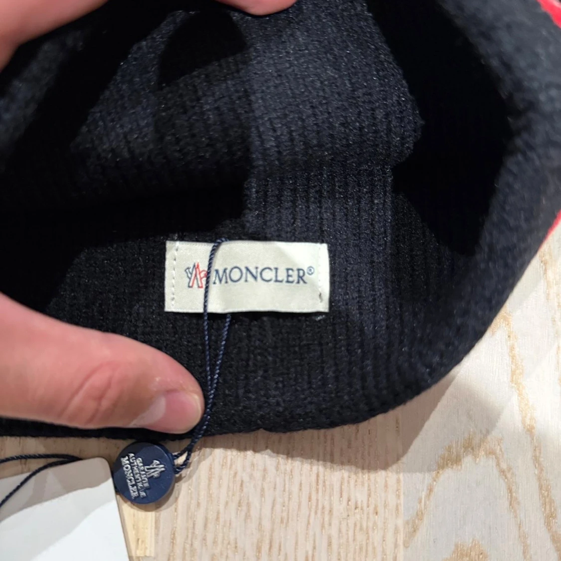 Svart Moncler mössa med ränder - 2