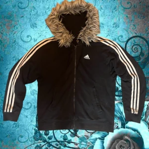 Adidas Zip-Up Hoodie Päls y2k vintage alt - Adidas Zip-Up med professionellt sydd päls som går att ta bort, äkta y2k. Mycket bra skick, strl XS. Inga defekter. Längd: 62 cm Bredd: 49 cm Skriv vid frågor elr bud!
