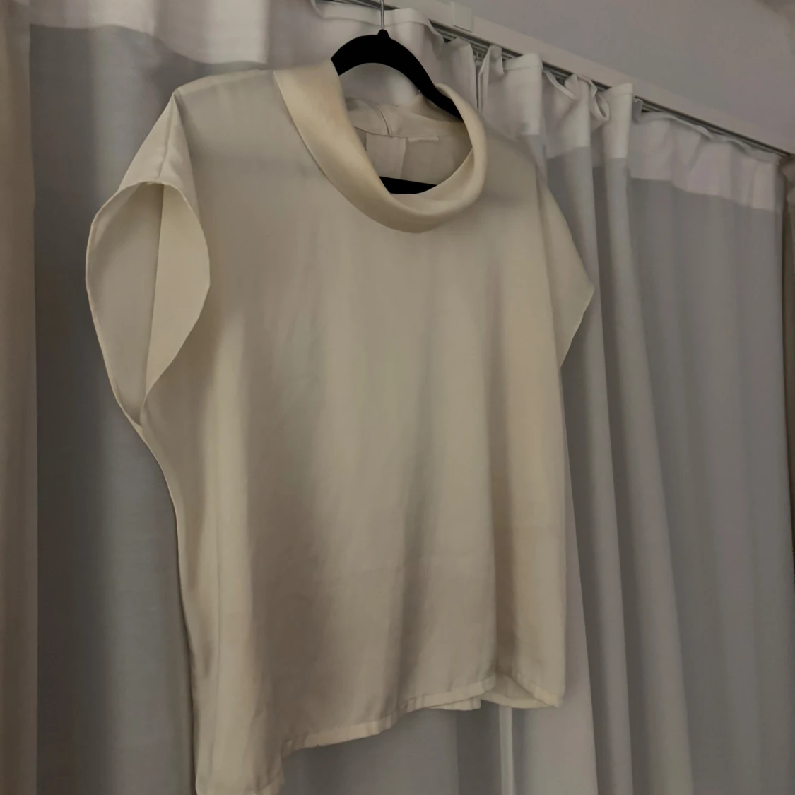 Krämvit blus med korta ärmar