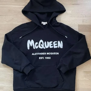 Svart hoodie från Alexander McQueen - Svart hoodie från Alexander McQueen som inte går att få tag på hur enkelt som helst nypris:4000 jag vill bli av med den är nu så köp den kom med bud storlek M