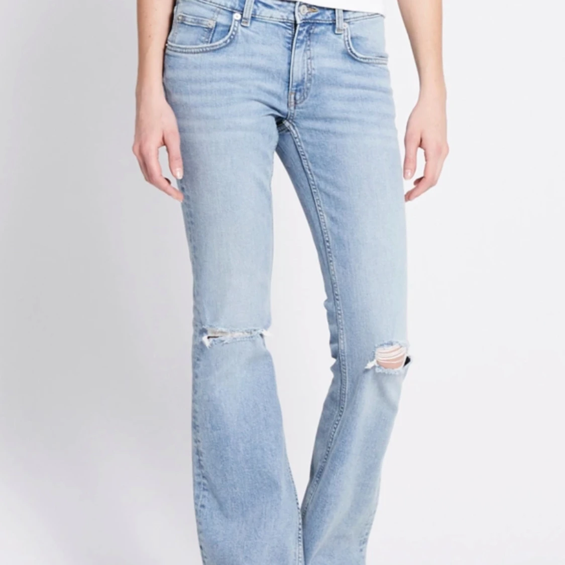 Ljusblå bootcut jeans med hål på knäna  - 2