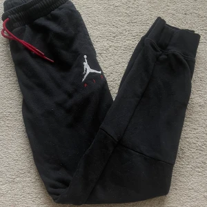 Mjukisbyxor  - Nike jordan mjukisbyxor. Storlek 12-13 år. Urtvättade och knottriga därav billigt