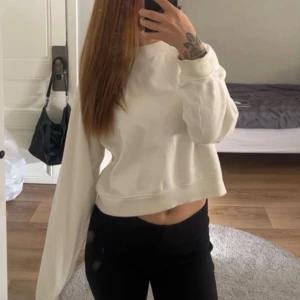 sweatshirt  - vit sweatshirt från gina tricot i stl S, använd några gånger