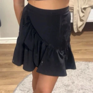 kjol - svart kjol från lindex i stl XS, typ aldrig använd