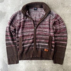 Randig brun/vinröd kofta från Smog - Jävligt unik stickad kofta från Smog i storlek S (passar M). Jävligt bra skick och kvalité 