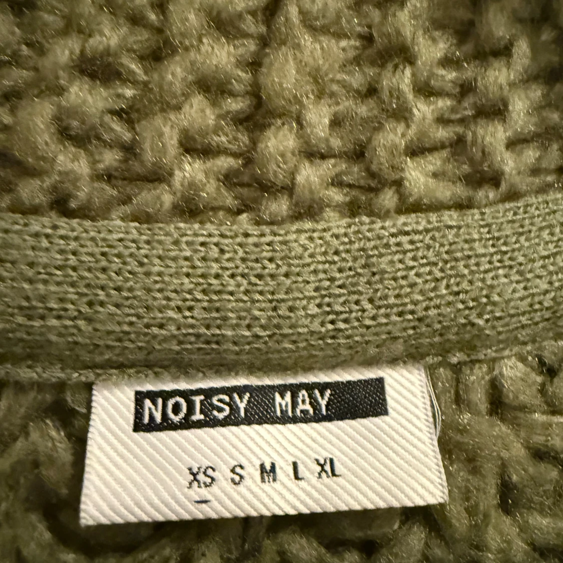 Olivgrön stickad kofta från Noisy May - 3