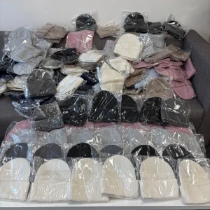 Kashmirmössor (Nya) - Tjena vi säljer helt nya mössor i Kashmir från vårat klädföretag! Mössorna är väldigt sköna och perfekta nu inför vintern! Mössorna säljs styckvis och man kan få bättre styckpris om man köper flera! De färger som finns är de som är med på bild 1. Hör gärna av dig om du har några frågor!