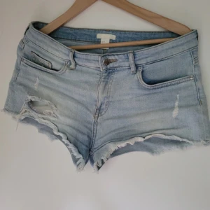 Lågmidjade jeansshorts - Lågmidjade korta jeansshorts i storleken 36. Sitter som en smäck och har lite stretch. Köpta för flera år sedan men har bara legat i garderoben så de är i nyskick!💕
