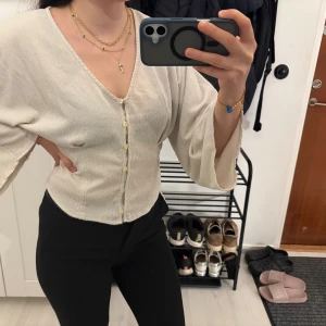 Långärmad topp Lindex - Långärmad topp från Lindex. Den är använd, men i fint skick. Lite nopprig, se sista bild. Beige i färg och storlek S.