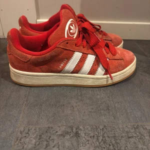Adidas Campus  - Riktigt snygga röda Adidas Campus. Har tecken på användning där fram därför priset. Storlek 39 men liten modell, så passar mig som har 38 i vanliga fall. Skriv för mer bilder!💖📸 pris kan diskuteras 