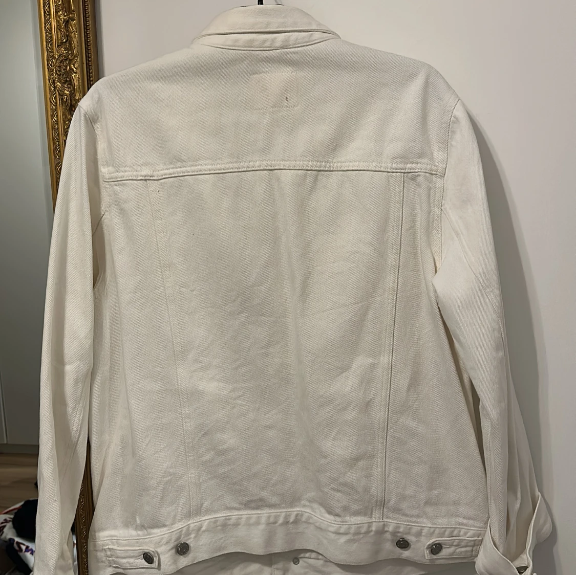 Vit jeansjacka med knappar - 2