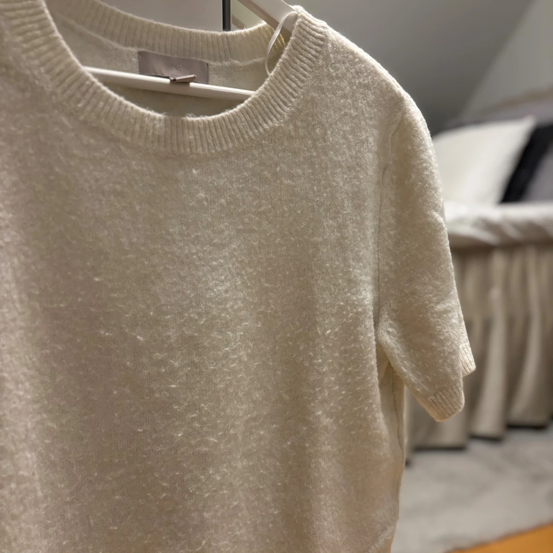 Krämvit stickad kortärmad tröja - 1