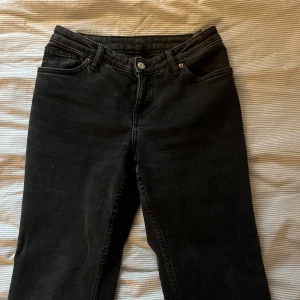 Svarta jeans - Superfina bootcut jeans från Monki🙌🏻midjan är midwaist💕