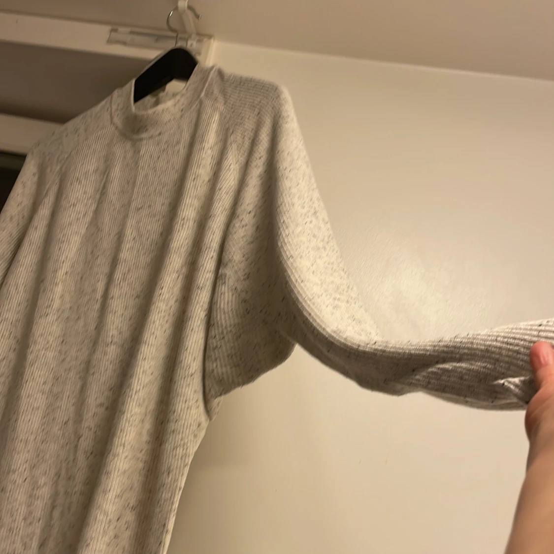 Ljusbeige lång stickad klänning Pull&Bear - 2