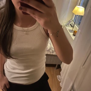 Vit topp - Så fin topp från H&M som passar till allt🙌🏻💕