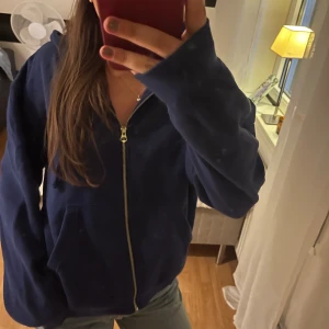 Mörkblå hoodie med dragkedja - Superfin mörkblå hoodie med dragkedja från Weekday! Passar olika beroende på hur du vill den ska sitta, lite oversized i storleken💕🥰