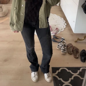 Svarta  jeans - Säljer ett par svarta mid waist jeans från ONLY