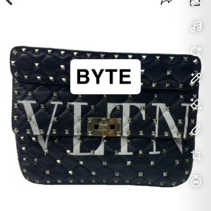 Svart quiltad handväska från Valentino - Byte !? Snygg svart handväska från Valentino med stora vita VLTN-bokstäver på framsidan. Mot en utan bokstäver alltså helsvart