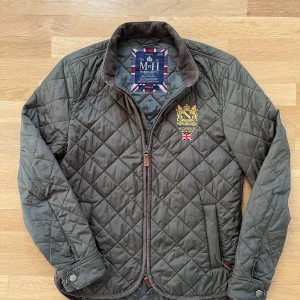 Morris jacka | XS - Säljer nu min Morris jacka | XS | Olivgrön | Perfekt för vintern och hösten | Extra knappar ingår (Se bild 5) Nypris: 2299 - Mitt pris: 649kr - Vid snabb affär kan priset diskuteras