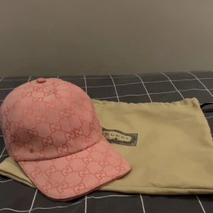 Gucci keps Dubai rosa - En vacker rosa Gucci keps med GG-monogram som kan användas för en fet style till outfiten som kommer ge mycket bakåtblickar o komplimanger 🤩