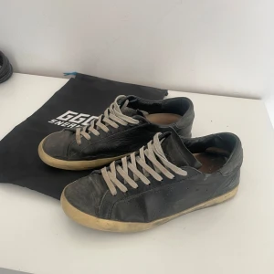 Golden goose skor - Ett par feta men väldigt slitna golden goose i storlek 42 | uppskrapade yttersulor och sliten innersula | pris kan diskuteras tar byten 
