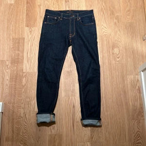 Nudie Jeans Lean Dean mörkblå 31/34 - Snygga Lean Dean jeans från Nudie Jeans i mörkblå tvätt. Modellen har slim passform, knappt använd och inga defekter. 