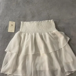 Vit volang kjol🥰 - Säljer nu en vit volang kjol fårn Chelsea knappt andvänd!❣️Nypris tror jag va/är 400❣️skriv vid frågor osv❣️