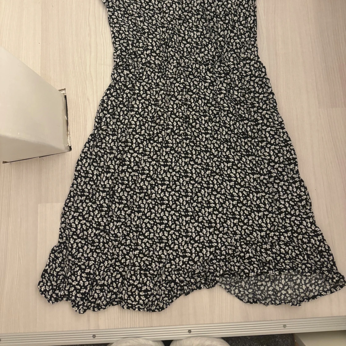 Svart blommig kortklänning - 1