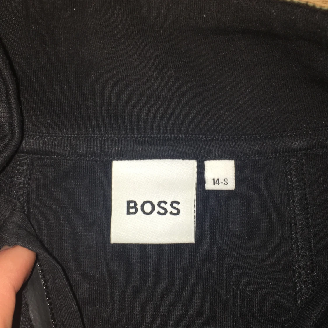 Svart vindjacka från BOSS med gul brodyr - 2