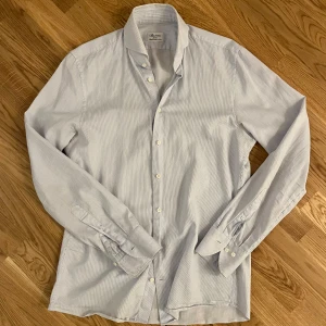 Stenströms skjorta - Snygg ljusblå och vit randig skjorta från Stenströms. Skjortan är snygg och lyxig. Riktigt skön. Skicket är mycket bra 9/10. Hör av dig vid funderingar🙌