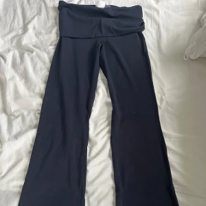 Mörkblå yogapants från Gina Tricot  - Säljer ett par mörkblå yogapants från Gina Tricot i storlek 146/152, de sitter bra på mig och jag har XS/S i vanliga fall. Endast använda ett fåtal gånger.