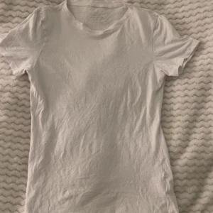 Vit t-shirt från Intimissimi i bomull - Klassisk vit t-shirt från Intimissimi i 100% Supima bomull. Helt oanvänd 