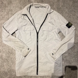 Stone Island Jacka - Snygg stone island jacka✅ -bra skick På bilden hade den lite smuts på armen men allt är borta när när jag har tvättat den👌 -100% äkta✅ -nypris:3400kr mitt pris:799kr🎉 (Vill inte gå ner mycket så kom inte med skambud tack🙌🏼 (Ganska tunt material) (Passar dig runt 170-185 Storlek xs men passar S bättre