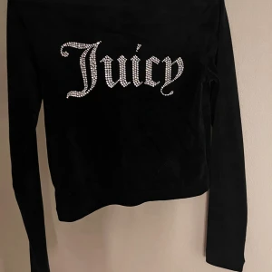 Juicy Couture kofta💕 - helt ny oanvänd Juicy Couture kofta💕jättesnygg kofta med diamanter!🩷🩷 perfekt för dig som gillar lyxig y2k💞