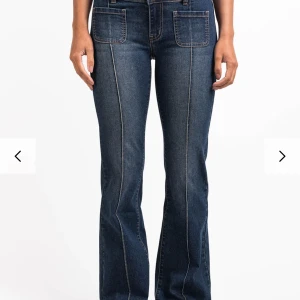Mörkblå bootcut jeans med fickor - Snygga mörkblå jeans från madlady med bootcut passform och markerade sömmar längs benen. Lågmidjade