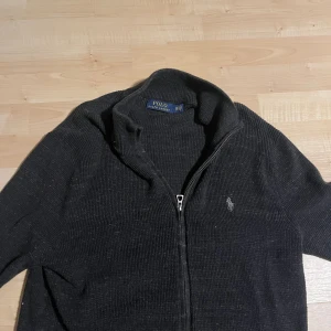 Svart stickad kofta från Polo Ralph Lauren - Fin kofta från Polo Ralph Lauren i nyskick! Priset kan diskuteras och den är självklart äkta!✅ Det är storlek XS men passar mycket bättre som S